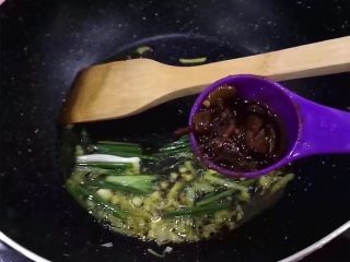 8、红烧茄子,加入一勺豆瓣酱,加半勺白糖
