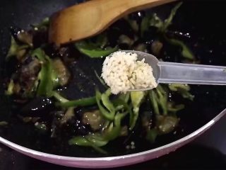 11、红烧茄子,加入一勺鸡精调味翻炒2分钟稍微加点水,加点盐,收一下汤汁。