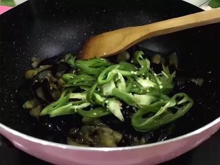 10、红烧茄子,加入切好的青椒丝入锅中