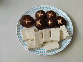 2、寿喜锅（日式牛肉火锅）,香菇洗干净，划上花刀，豆腐切小块备用