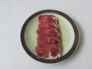 3、寿喜锅（日式牛肉火锅）,牛肉化冻，切薄片，还是喜欢手切肉片，一个是可以保证肉质纯正，再一个是口感