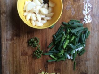 2、湖北油焖大虾,因为当时做菜有点忙，部分佐料照片没及时拍下，请各位吃货见谅。