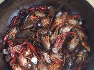 3、湖北油焖大虾,这中间缺张图片，我解释下，炒锅入油，加入，生姜粒，蒜瓣，香花椒，翻炒均匀后，加入草果，八角，桂皮，炒出香味，记得火要小一些，放入老抽，料酒等，熬汤汁。加入准备好了的小龙虾，汤汁刚好淹没虾子即可。