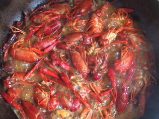 4、湖北油焖大虾,翻炒均匀，然后小火焖煮，盖上锅盖。期间每隔5分钟翻匀一次。