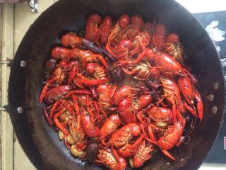 5、湖北油焖大虾,不断经过几次，翻匀，焖煮，汤汁收干一些后即可出锅。