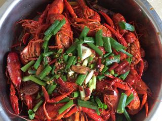 6、湖北油焖大虾,做好的油焖大虾即可装盘，一般都是装入火锅，边炖边吃。吃的时候记得要带手套哦！