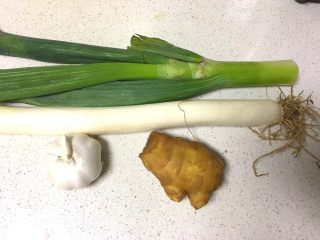 1、葱爆羊肉,准备材料如图