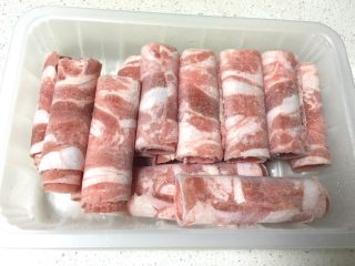 3、葱爆羊肉,最好提前常温下解冻(我临时起意做这个菜，就没来及解冻)