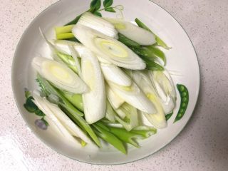 4、葱爆羊肉,京葱洗净切丝