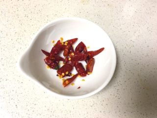 5、葱爆羊肉,干辣椒切段