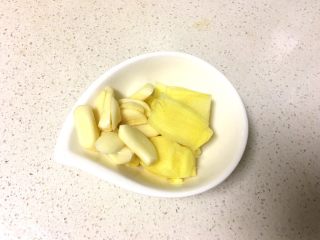 6、葱爆羊肉,姜蒜切片