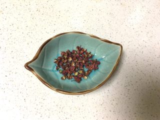 7、葱爆羊肉,取干花椒一小把