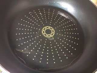 8、葱爆羊肉,炒锅倒油，要比平时炒菜的量多点