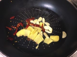 11、葱爆羊肉,放入干辣椒，一起爆香