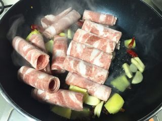 12、葱爆羊肉,放入羊肉卷(别忘记提前解冻)