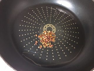 9、葱爆羊肉,放入花椒