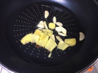 10、葱爆羊肉,放入姜蒜片