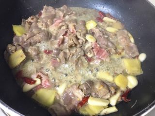 13、葱爆羊肉,炒至羊肉卷8成熟