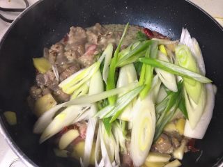 14、葱爆羊肉,倒入葱丝