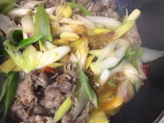 15、葱爆羊肉,大火炒1~2分钟，加适量的赞，生抽，翻拌均匀