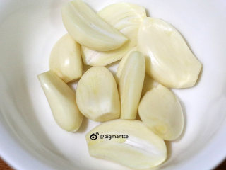 1、蒜香陈皮骨,蒜头去掉包衣