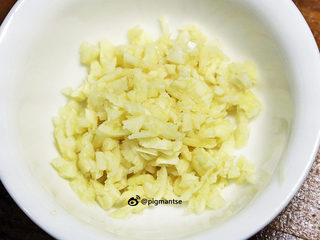 2、蒜香陈皮骨,拍碎切成小粒(如果家里有压蒜器,处理起来则更方便)