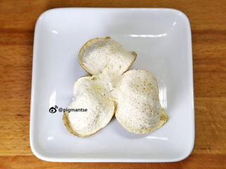 3、蒜香陈皮骨,取一个新晒陈皮