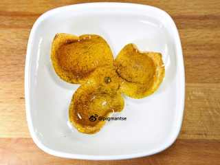 4、蒜香陈皮骨,用水浸泡变软