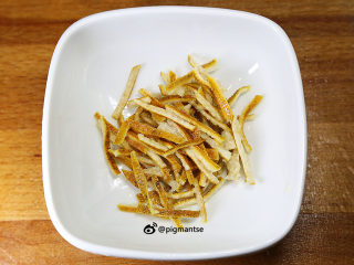 5、蒜香陈皮骨,切丝备用