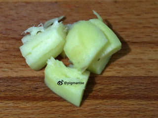 6、蒜香陈皮骨,生姜用刀背拍碎备用