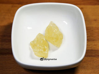 8、蒜香陈皮骨,冰糖用刀背敲碎备用