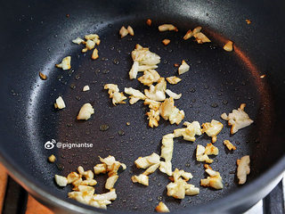 10、蒜香陈皮骨,放入一半的蒜粒爆香