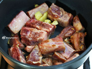 11、蒜香陈皮骨,按顺序倒入生姜和猪肋排,然后均匀撒下食盐,翻炒至半熟