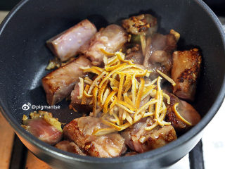 12、蒜香陈皮骨,放入陈皮继续翻炒几下