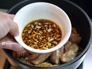 13、蒜香陈皮骨,将剩下蒜粒和冰糖碎加入酱料中拌匀