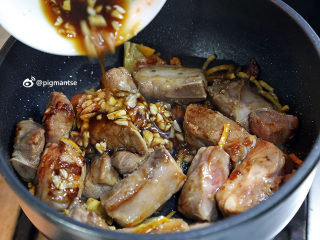 14、蒜香陈皮骨,倒入锅内,收文火慢煮