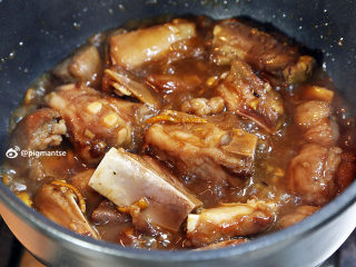 15、蒜香陈皮骨,煮至酱汁变粘稠即可上碟