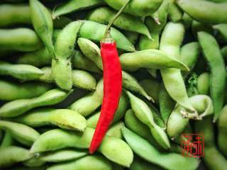 1、麻香酸辣毛豆,酸辣似乎是我自己在掌控美味时候最能拿捏的准的一种味觉吧。这次我没在酸的程度和配比上下太多功夫，而且尽量去调和其中麻的味道，麻和辣在1.5比1的比例时候是我认为恰到好处的。