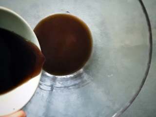 4、麻香酸辣毛豆,先放入镇江醋。