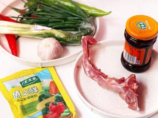 1、广式茶点-豉汁蒸排骨,准备各种食材
