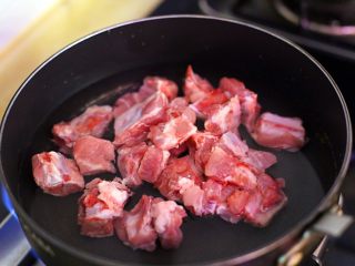 5、广式茶点-豉汁蒸排骨,锅中倒入淹没排骨的水,将排骨煮至浮沫漂出,捞出排骨清水洗净后沥干水份。