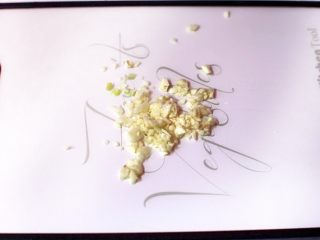 6、广式茶点-豉汁蒸排骨,将蒜切末5克备用