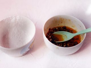 7、广式茶点-豉汁蒸排骨,称量13克玉米淀粉,将盐4克、蔬之鲜8克、糖10克、豉汁4克、葱油、蒜蓉5克混合备用。