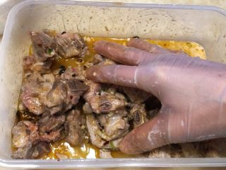 9、广式茶点-豉汁蒸排骨,将第七步骤中所有的调料倒入排骨中抓匀