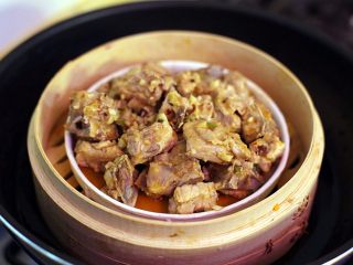11、广式茶点-豉汁蒸排骨,将冷藏后的排骨上笼蒸15分钟