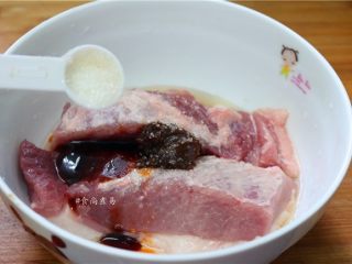 6、私房蜜汁叉烧肉,调入白糖、没有白糖可以换成红糖