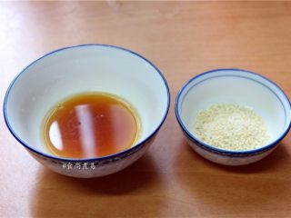 13、私房蜜汁叉烧肉,烤肉的同时备好蜜糖浆和白芝麻