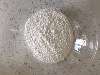 1、猫爪小汤圆,取80g糯米粉