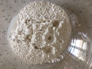 2、猫爪小汤圆,加入75g左右的水