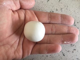 7、猫爪小汤圆,取白色面团揉圆